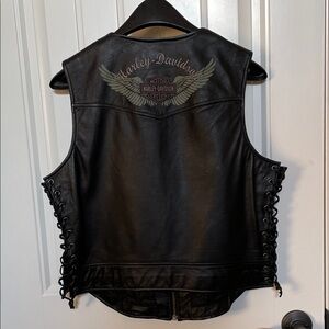 XL Harley-Davidson Ladies Black Leather Vest Zip front 3 pockets (1) is hidden